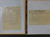 deux photographies encadrées représentant une lettre et un bout de papier posés sur une table
