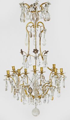 un lustre en or et en cristal suspendu au plafond