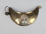 un collier en or orné d'une perle au centre