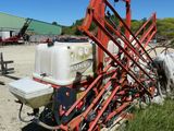 une photo d'un tracteur garé sur un terrain en terre battue