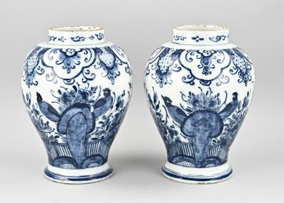 paire de vases bleus et blancs à motifs floraux