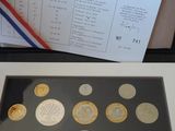 une photo d'une vitrine remplie de pièces de monnaie