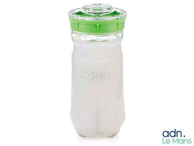 une image représentant un biberon avec un bouchon vert