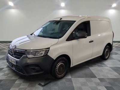 la photo d'une camionnette blanche sur un sol en damier