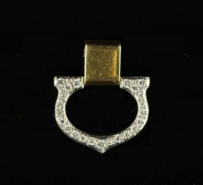 un gros plan d'une bague en or et diamants sur fond noir