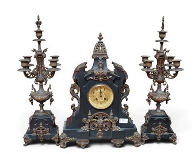 une horloge posée sur une table