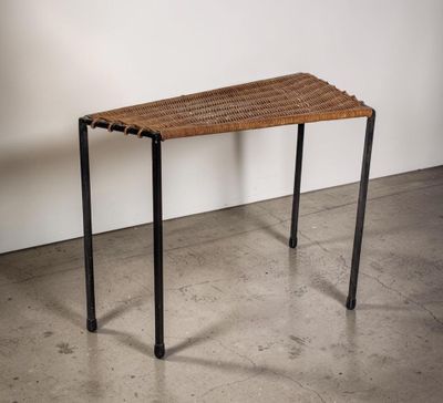 un gros plan d'une table avec un plateau en bois et des pieds en métal