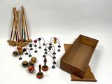 beaucoup de jouets en bois posés sur une table