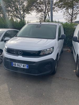 deux camionnettes blanches garées l'une à côté de l'autre dans un parking