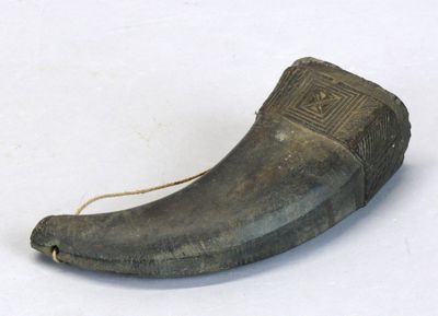 Corne à libation en bois dur à patine sombre, ornée d’un fin…