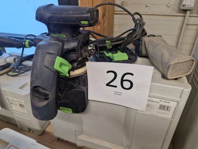 une photo d'une ponceuse filaire posée sur une table
