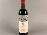 une bouteille de vin posée sur une table