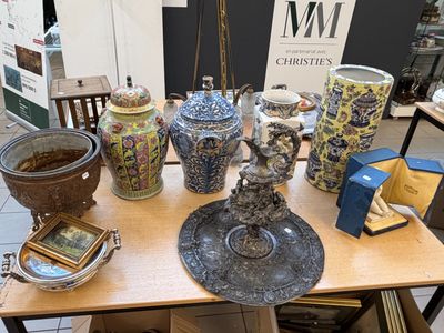 de nombreux vases et autres objets posés sur la table