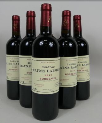 six bouteilles de vin sont alignées sur une table