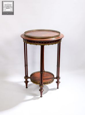 une image représentant une petite table sur laquelle est posé un plateau