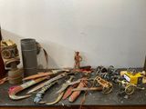 une table sur laquelle sont posés de nombreux outils