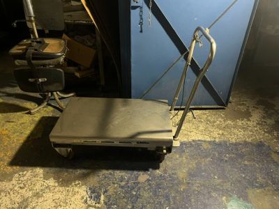 une photo d'un chariot à bagages dans un garage