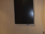 un téléviseur fixé au mur dans une pièce