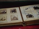 un vieux livre sur lequel figurent des photos de personnes