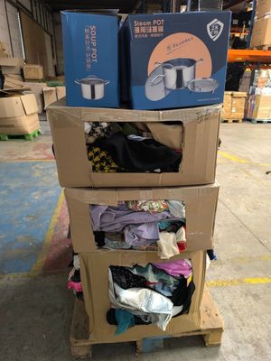 deux cartons empilés l'un sur l'autre dans un entrepôt