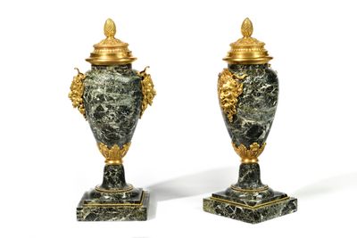 deux vases posés l'un sur l'autre sur une surface blanche