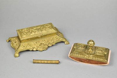 une petite boîte en or et une boîte en or encore plus petite