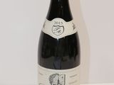 une bouteille de vin posée sur une table
