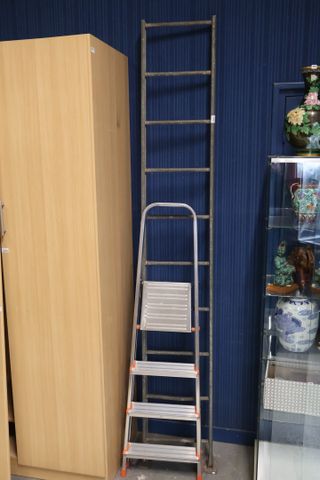 Échelle en métal H : 240 cm et escabeau en métal à 4 marches
