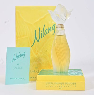 un flacon de parfum posé sur un livre