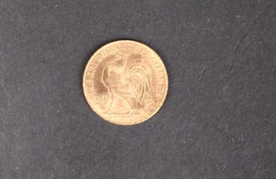 l'image d'une pièce d'or sur une surface noire