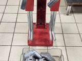 une machine rouge posée sur un sol carrelé