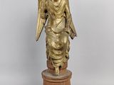 statue d'un ange sur un socle, sur fond blanc