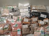 de nombreux sacs contenant des vêtements et d'autres objets, posés sur une étagère