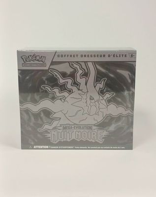 un gros plan d'une boîte de cartes à collectionner Pokémon posée sur une surface blanche