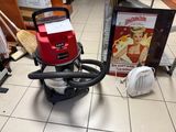 un aspirateur posé par terre à côté d'un tableau