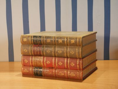 quatre livres empilés les uns sur les autres sur une table