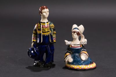 une figurine représentant un homme et une femme debout l'un à côté de l'autre