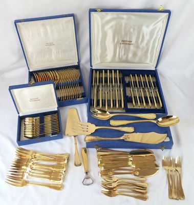 un assortiment d'argenterie comprenant des fourchettes, des couteaux et des cuillères