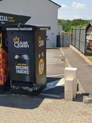 un distributeur automatique orné d'une image représentant une reine et un dragon
