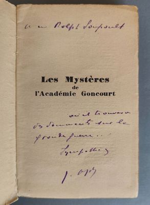 un livre ouvert, sur lequel figure un titre écrit à la main, posé sur une table