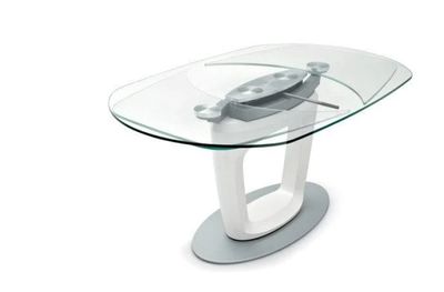 une table en verre sur laquelle est posée une horloge