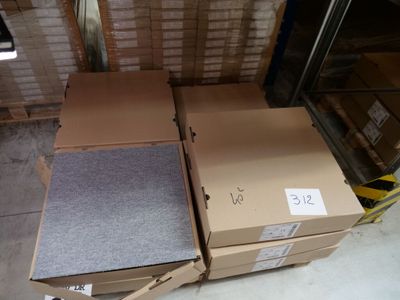 deux boîtes empilées l'une sur l'autre