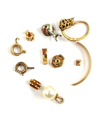 de nombreux bijoux disposés sur une surface blanche