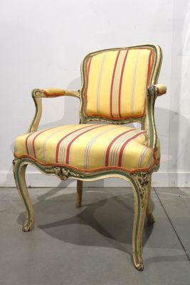une image représentant une chaise dont l'assise est recouverte d'un tissu à rayures