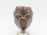 un vase en argent orné d'un motif marron