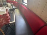 une photo d'un banc rouge et noir dans un restaurant