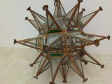 une étoile en verre posée sur une table