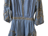 une photo d'une robe bleue sur un cintre