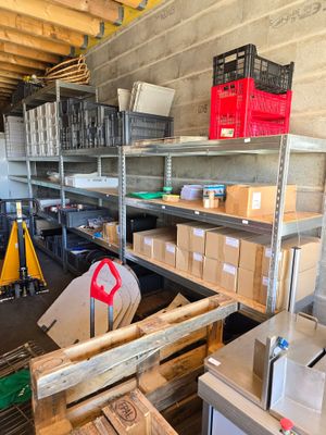 une pièce avec beaucoup de boîtes et de cartons sur les étagères