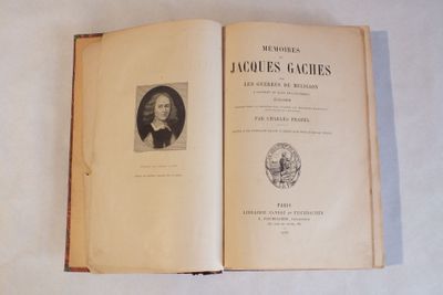 un livre ouvert avec la photo d'un homme et d'une femme